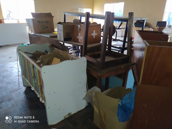 LOTE 33: LOTE contendo armários, berço, conjunto de mesas e cadeiras