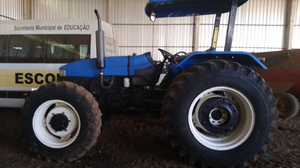 LOTE 34:TRATOR AGRÍCOLA NEW HOLLAND