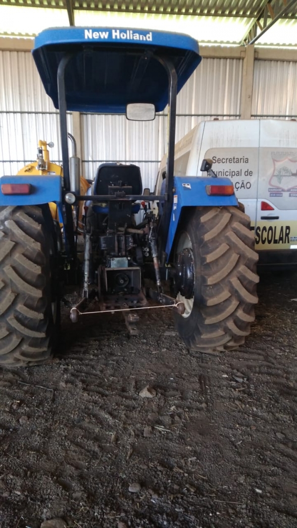LOTE 34:TRATOR AGRÍCOLA NEW HOLLAND